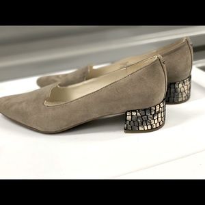 ANNE KLEIN PEWTER/TAUPE MINI HEEL
